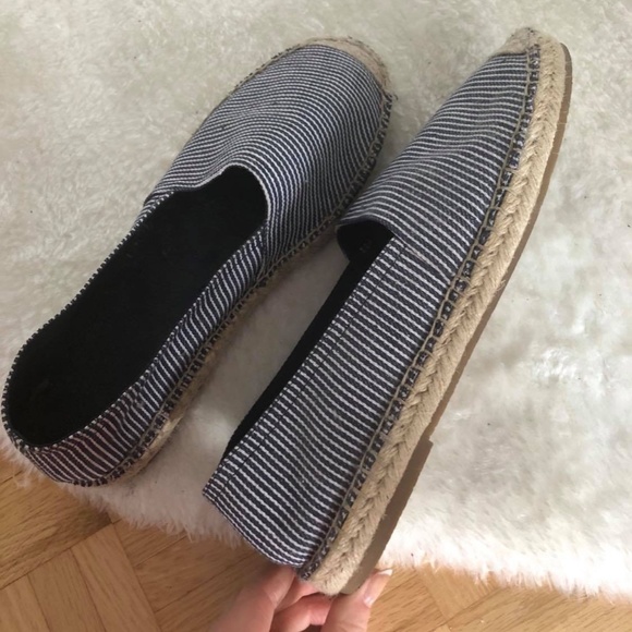 Shoes - Picture 2 of 4